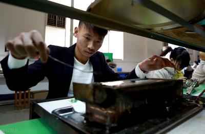 劳务派遣乱象侵袭校园 职校中介联合操纵学生工，用工市场信任危机加剧